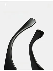 Détail macro des branches incurvées des lunettes de soleil noires pour un port confortable