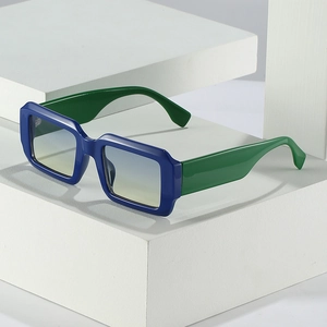 Lunettes de soleil punk carrées, monture bleue, branches vertes et verres dégradés
