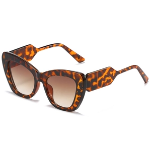 Cat eye sunglasses with tortoiseshell leopard print frame and gradient brown lenses