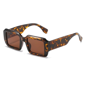 Lunettes de soleil vintage carrées à monture écaillée avec des branches larges