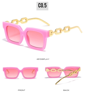 Occhiali da sole quadrati rosa con stanghette a catena dorata e lenti sfumate vista multipla