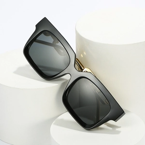 Occhiali da sole squadrati oversize con stanghette a catena d'oro su base moderna