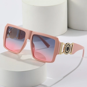 Occhiali da sole quadrati alla moda con montatura rosa e lenti sfumate blu-rosa su bianco
