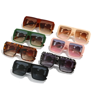 Set di 7 occhiali da sole quadrati oversize retrò in vari colori con montatura larga