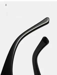 Detail van de gebogen glanzende zwarte zonnebrilpoten voor ergonomisch comfort