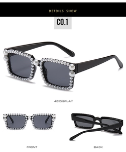 Drei Ansichten einer quadratischen Sonnenbrille mit weißen Perlenverzierung und grauen Gläsern