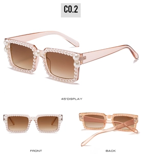 Detailansicht der quadratischen Sonnenbrille mit Perlenrahmen und braunem Farbverlauf