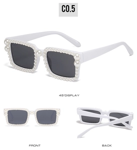 Detailansichten der weißen quadratischen Sonnenbrille mit elegantem Perlenbesatz