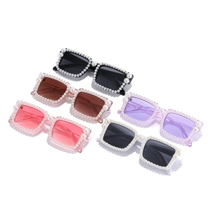 Quadratische Oversize-Sonnenbrille mit Perlenrand in verschiedenen Farben wie Schwarz