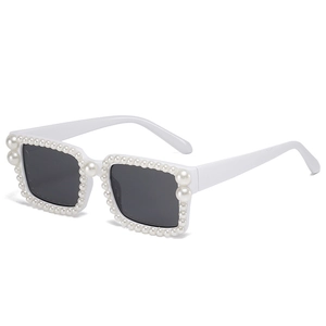 Schicke quadratische Damen Sonnenbrille mit elegantem weißen Perlenrand und grauen Gläsern