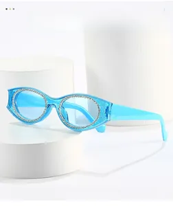 Détails des lunettes de soleil œil-de-chat bleu vif avec monture pailletée et strass brillants