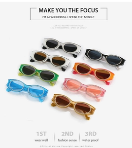 Détail de lunettes de soleil ovales colorées avec montures ornées de strass brillants