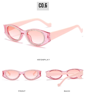 Vue détaillée des lunettes de soleil roses avec strass étincelants et monture œil-de-chat