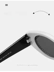 Détail de la charnière de lunettes avec code de spécification sur la branche blanche