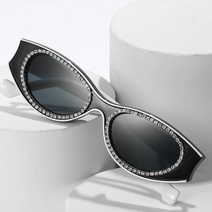 Lunettes de soleil ovales rétro avec monture en strass et verres gris foncé femme