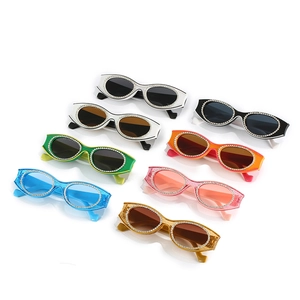 Lunettes de soleil ovales tendance pour femmes avec strass étincelants en huit couleurs acidulées