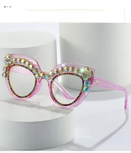 Detail der rosa Cat-Eye-Brillenfassung mit Glitzer, bunten Strasssteinen und Pailletten