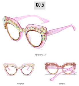Detailansichten der rosa glitzernden Katzenaugen-Brille mit Strasssteinen aus verschiedenen Winkeln