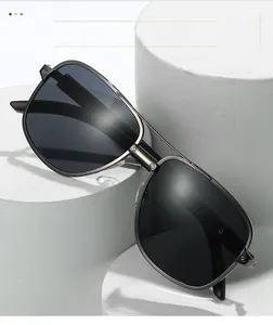 Gros plan de lunettes de soleil en métal gris avec détails de vis sur socle en pierre