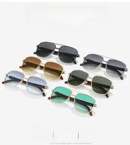 Vue détaillée de la collection de lunettes pilote carrées avec monture métal et branches bois