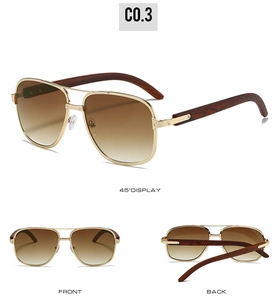 Affichage à trois vues de lunettes de soleil pilote vintage avec monture dorée et bois