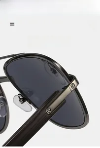 Détails des charnières métalliques et branches robustes de lunettes aviateur