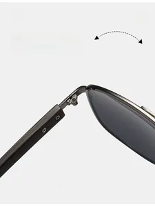 Détail de la charnière en métal gris et des branches marron mat des lunettes de soleil