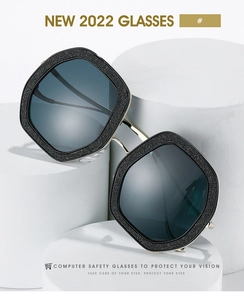Détail macro de lunettes carrées avec monture pailletée et pont doré pour protéger la vue