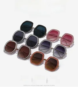 Vue détaillée des lunettes de soleil carrées en noir, rose et marron à paillettes