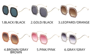 Détail de lunettes de soleil carrées pailletées en six couleurs avec branches ondulées