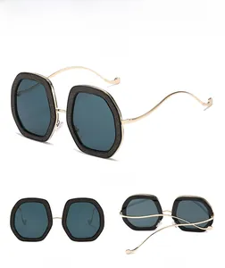 Vues détaillées des lunettes de soleil hexagonales avec monture noire et branches dorées