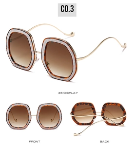 Vues détaillées de lunettes de soleil carrées écailles avec bordures pailletées