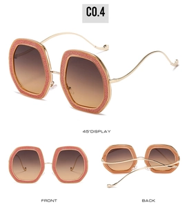 Vues détaillées de lunettes de soleil rose pailleté avec branches ondulées dorées