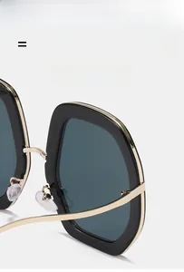 Détail de la monture noire légère et des branches flexibles en métal doré des lunettes