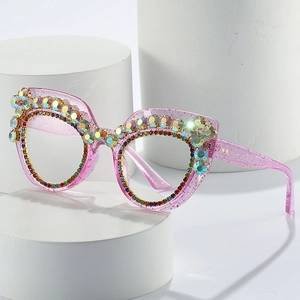 Rosa Glitzer-Cateye-Brille mit AB-Kristallen auf weißem geometrischem Ständer
