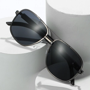 Lunettes de soleil aviateur gris fusil à monture carrée et double pont sur socle blanc