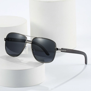 Lunettes de soleil aviateur vintage avec monture métal et branches aspect bois