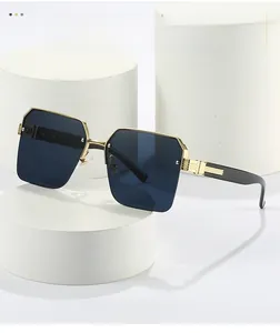 Détail de lunettes de soleil demi-cerclées avec charnières dorées et verres bleus