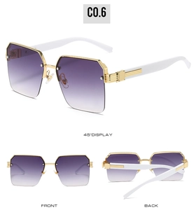 Trois vues de lunettes de soleil géométriques à monture dorée et verres dégradés violets