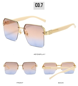 Vue sous trois angles de lunettes carrées dégradées avec monture dorée et branches crème