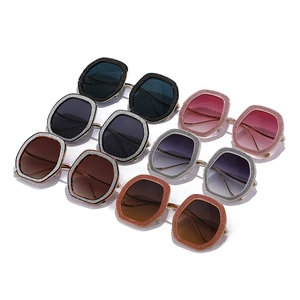 Lunettes de soleil carrées rétro à monture pailletée avec verres dégradés multicolores