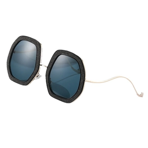 Lunettes de soleil rétro carrées avec monture noire pailletée et branches dorées