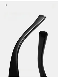 Vue détaillée des branches de lunettes noires incurvées pour un confort ergonomique