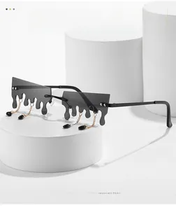 Vue macro des lunettes noires en goutte d'eau avec chaînes dorées et pendentifs