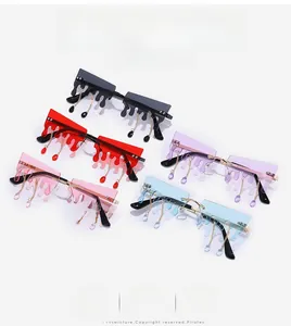 Détail de lunettes de soleil en forme de goutte avec chaînes et pendentifs assortis