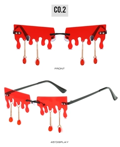 Détail de verres flammes rouges avec glands dorés et pendentifs rubis sur les lunettes