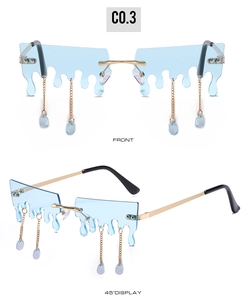 Détail de lunettes de soleil Y2K sans monture avec verres bleus et fines chaînes dorées tombantes
