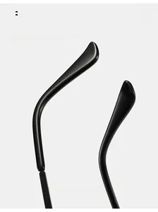 Détail des branches de lunettes noires ergonomiques courbées pour un port confortable
