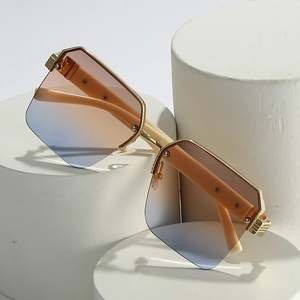 Lunettes de soleil demi-cerclées à verres dégradés sur des supports géométriques blancs