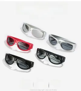 Flache Ansicht der schmalen Retro-Rechteck-Sonnenbrillen in Silber, Rot und Schwarz
